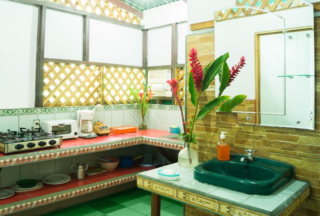 Hostal Cecilia Puerto Viejo de Talamanca Eksteriør billede